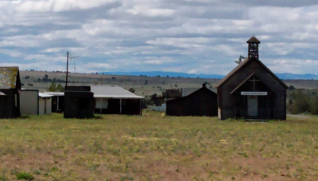 Il panorama desolato della città fantasma di Shaniko
