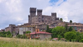 Lungo la via Francigena, come pellegrini tra borghi-presepe