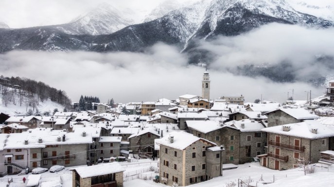 Caspoggio, il borgo che si sviluppa in uno scenario splendido