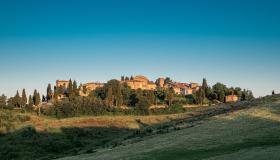 Ora puoi comprare un castello italiano e il borgo in cui si trova