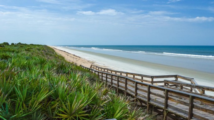 Dalla sabbia emerge uno strano oggetto: la misteriosa scoperta