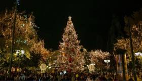 Le luci di Natale hanno acceso la città: Atene non è mai stata così bella