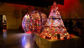 Scambiarsi i regali davanti a un albero di Natale all’uncinetto: succede in Italia