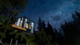 Dormire in uno chalet trasparente per ammirare le stelle di Natale