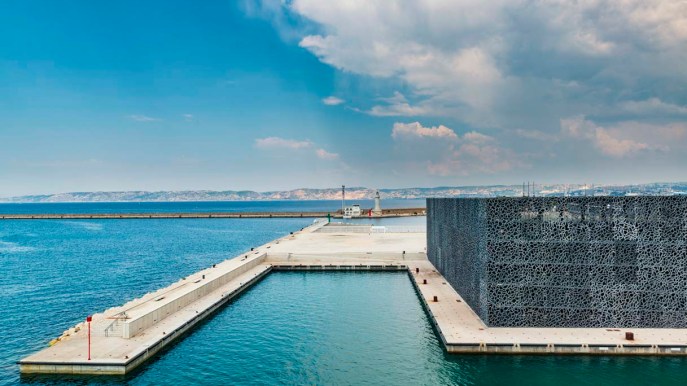 La passerella sospesa tra cielo e mare nel cuore del Mediterraneo