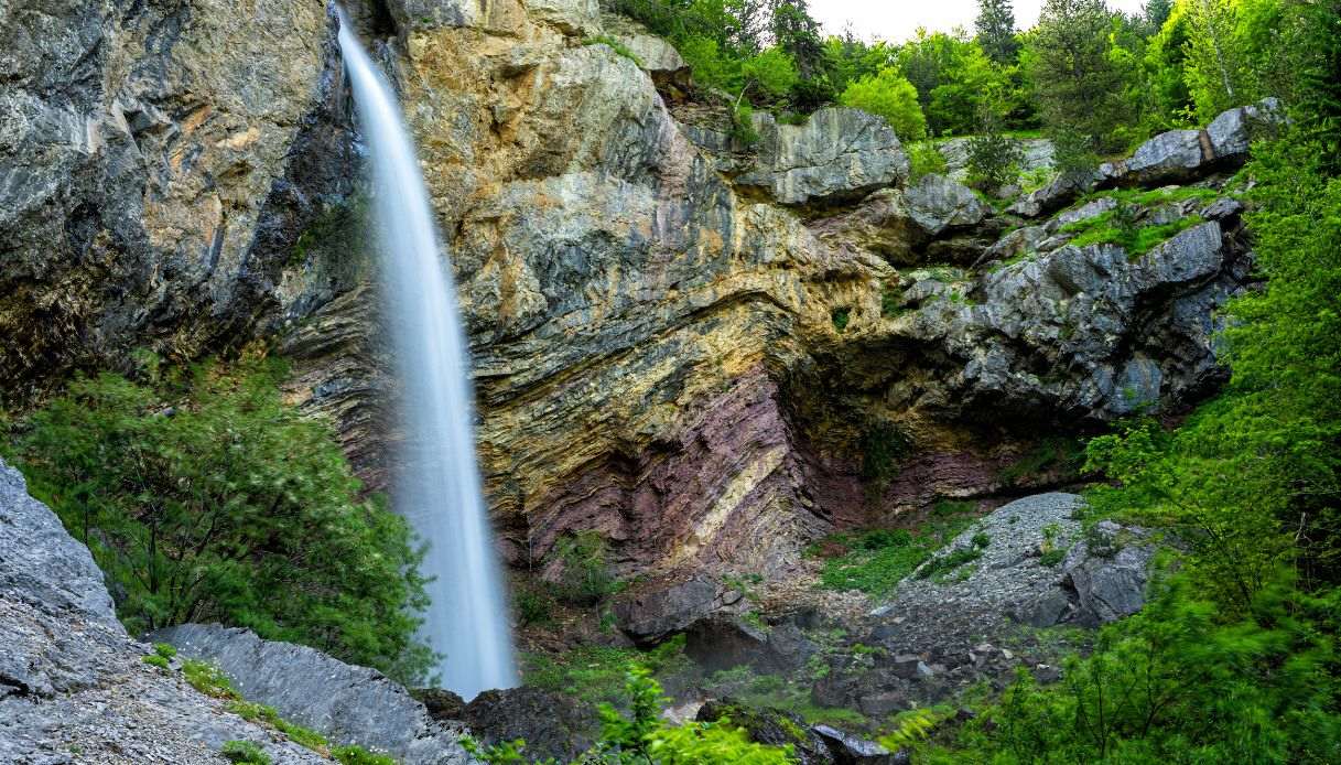 Il villaggio di Cerem con la cascata