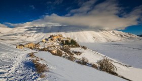 Castelluccio di Norcia torna a dare spettacolo: il paesaggio innevato è sublime