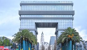 Arco di Trionfo: la copia di cristallo che ha fatto impazzire il mondo