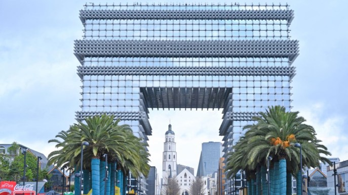 Arco di Trionfo: la copia di cristallo che ha fatto impazzire il mondo