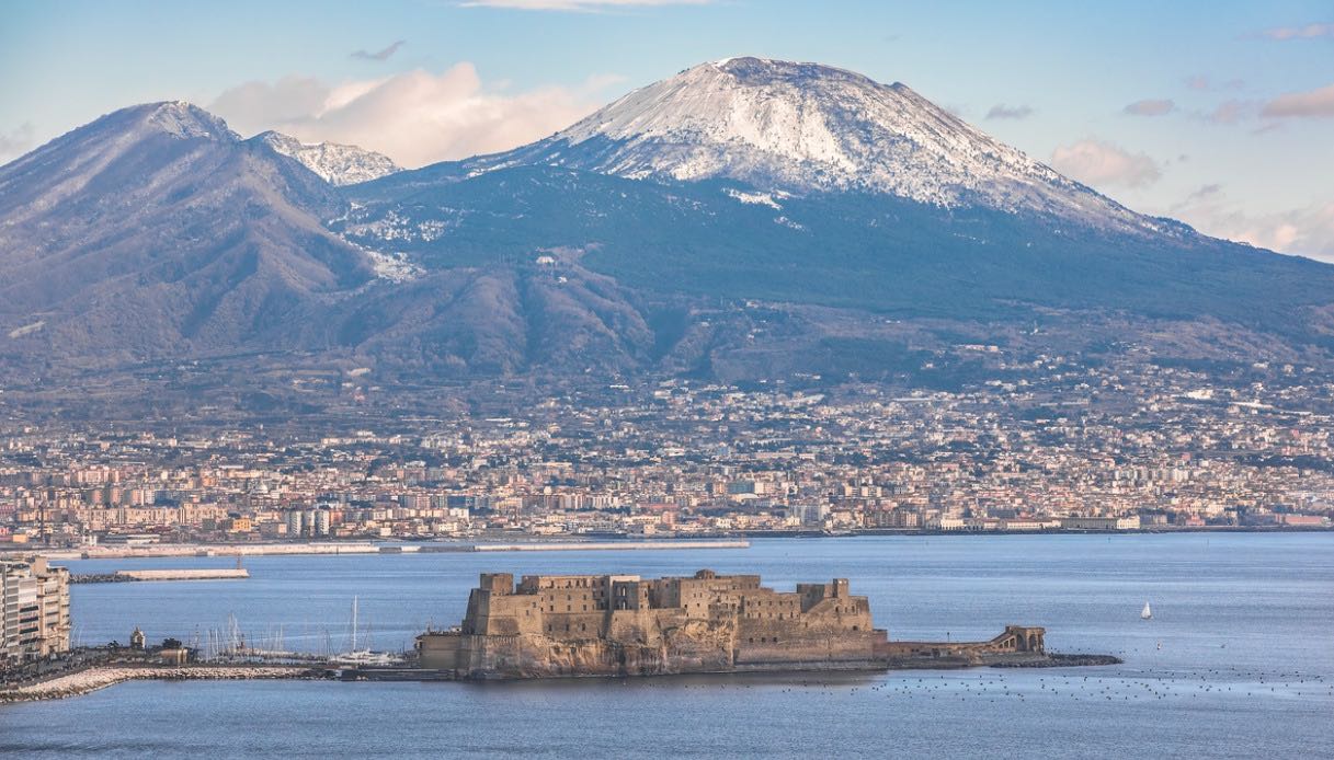 Il Vesuvio innevato svetta tra le onde del mare: è magia