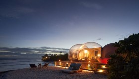 Dormire in una bolla su una spiaggia paradisiaca: l’esperienza è un sogno
