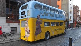 Il rito del tè pomeridiano si fa a bordo di un autobus vintage