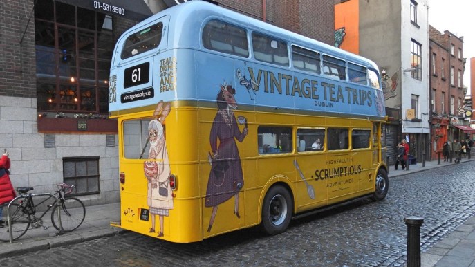 Il rito del tè pomeridiano si fa a bordo di un autobus vintage