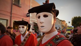 Battaglie d’arance, streghe e spade: così il mondo celebra il Carnevale
