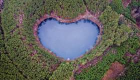 Queste sono le coordinate per raggiungere un lago segreto a forma di cuore