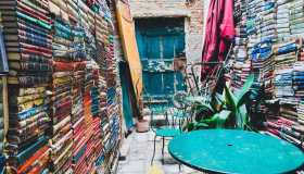 Scale di libri e volumi in gondola: è questa la libreria più bella del mondo