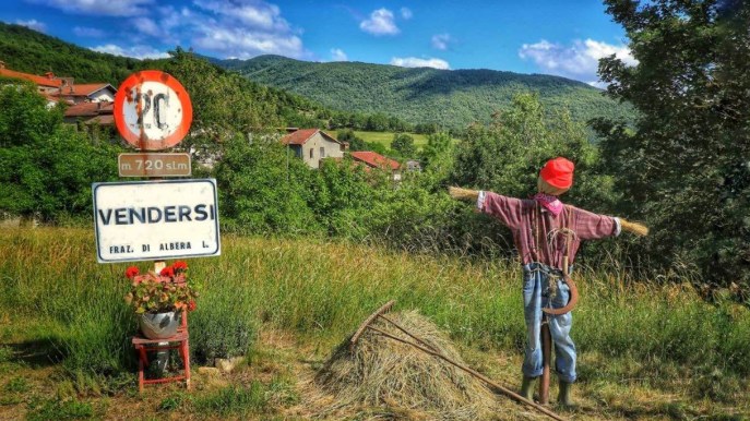 C’è un villaggio incantato in Italia: è il paese degli spaventapasseri. È magico