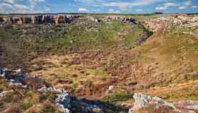 Pulo di Altamura, una voragine nel paesaggio selvatico