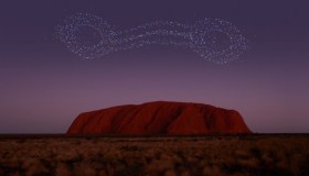 Uluru si accende di magia: la montagna rossa è uno spettacolo