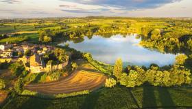 Il borgo italiano affacciato sul lago a forma di cuore: è un incanto