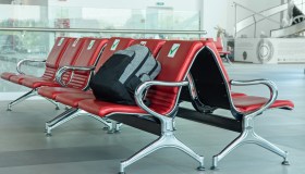 Che fine fanno gli oggetti smarriti in aeroporto? Quelli di Roma sono all’asta. Puoi comprarli