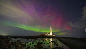 L’aurora boreale che brilla nel cielo d’Inghilterra sta incantando il mondo
