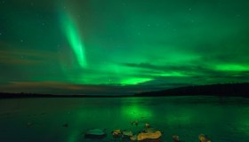 Come in un sogno: nuotare sotto l’aurora boreale