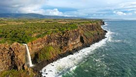 La cascata che si getta nel mare è tra i segreti più belli d’Italia
