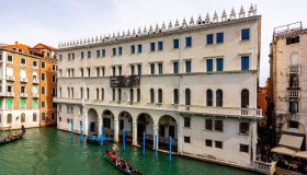 Questo palazzo sospeso sull’acqua è un gioiello da scoprire