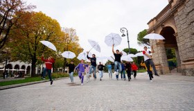 Bergamo si popola di ombrelli bianchi per raccontare la bellezza