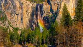 Lo spettacolo della roccia che si trasforma in arcobaleno