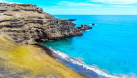La spiaggia più particolare del mondo ha rubato i colori allo smeraldo