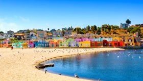 Casette colorate e mare turchese: la tua vacanza da sogno è qui