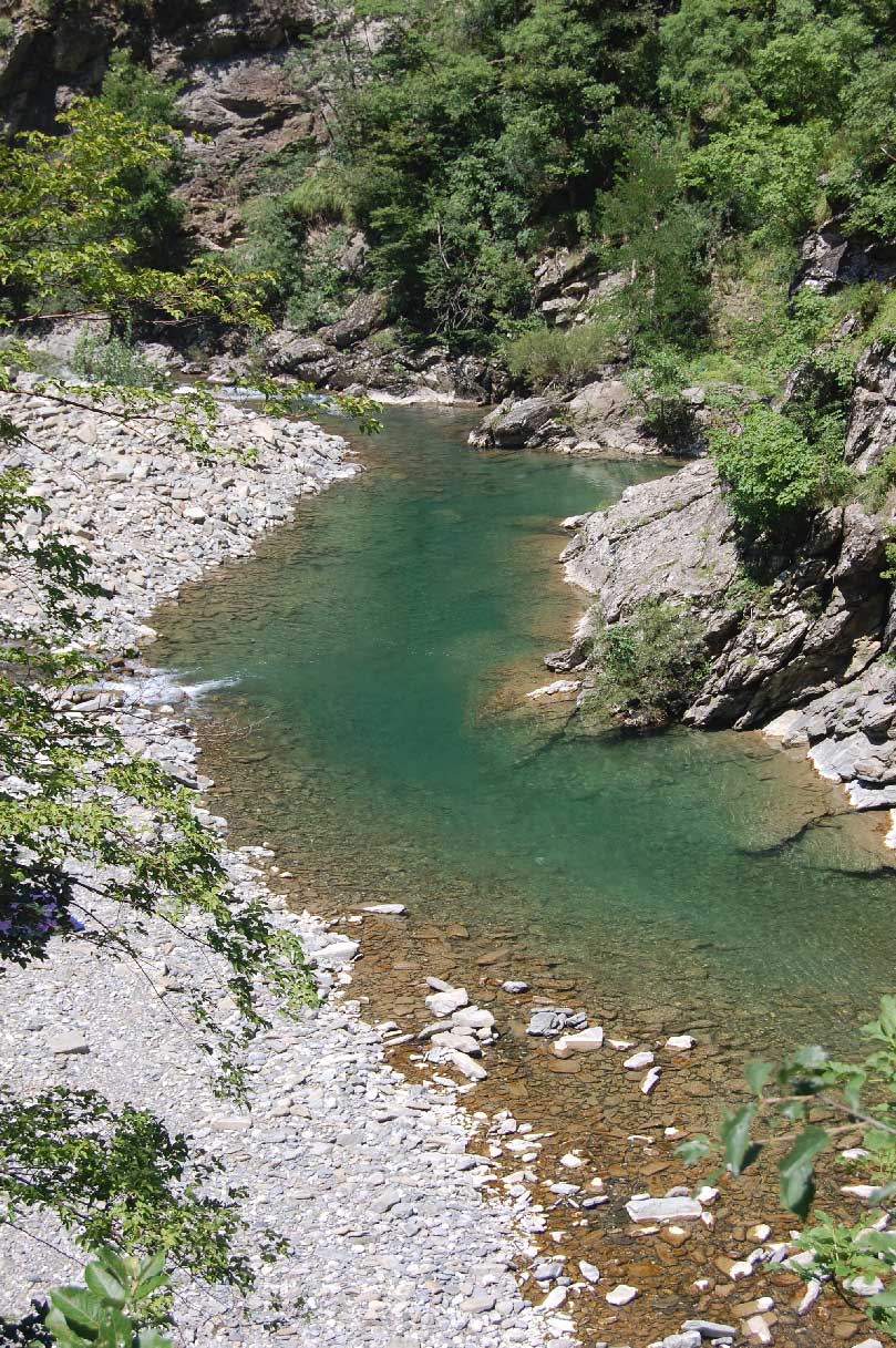 La grande spiaggia di ciottoli dopo la rapida