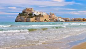 Peñíscola, la città dove le acque del Mediterraneo “sbuffano”