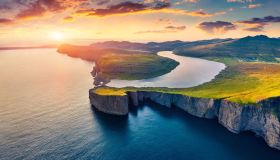 La piscina naturale a picco sull’oceano è un sogno a occhi aperti