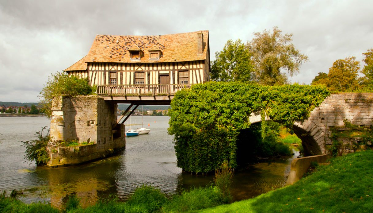 La vista sul Vieux Moulin a picco sulla Senna, a Vernon