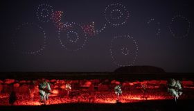 Lo show che illumina il cielo sopra la grande montagna sacra