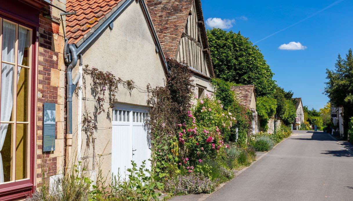 Le stradine del villaggio di Giverny, a poca distanza da Parigi
