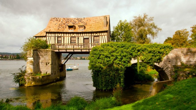 Il vecchio mulino sulla Senna offre un paesaggio da cartolina