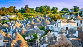 Ad Alberobello si può vivere l’esperienza magica di dormire in un trullo