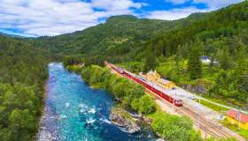 Dal posto finestrino di questo treno puoi ammirare paesaggi spettacolari