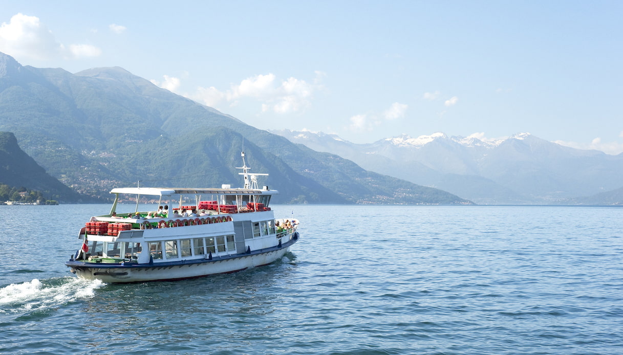 Gita in battello sul Lago di Como, tra borghi e natura