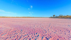 Questo lago rosa sembra uscito da una fiaba. E non è l’unico che puoi trovare qui