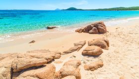 Spiaggia Liscia Ruja, una perla rosa che sorge tra il verde