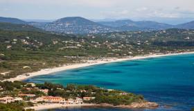 La spiaggia iconica che ti farà vivere la Dolce Vita in vacanza