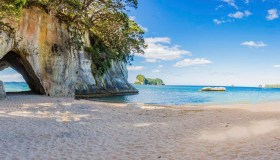 La spiaggia più bella del mondo ospita una “cattedrale” scolpita nella roccia