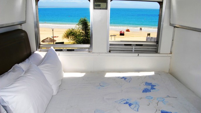 Prima era un treno, ora è un affascinante lodge vista oceano