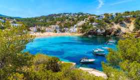 Cala Vadella, un villaggio e una spiaggia da sogno