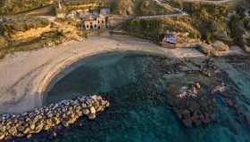 L’incredibile chiesetta scavata nella roccia, a due passi dal mare